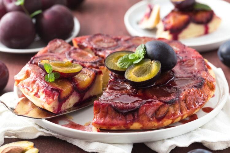 Cum faci acasă o prăjitură răsturnată cu prune perfectă. Simplă, aromată, spectaculoasă
