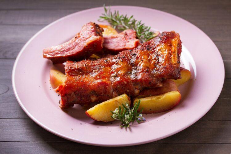 Coaste de porc cu mere și rozmarin, preparate la cuptor