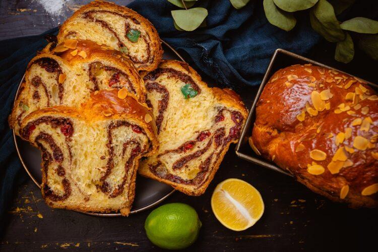 Cozonac tradițional cu umplutură mixtă, pufos, aromat și cu gust bogat