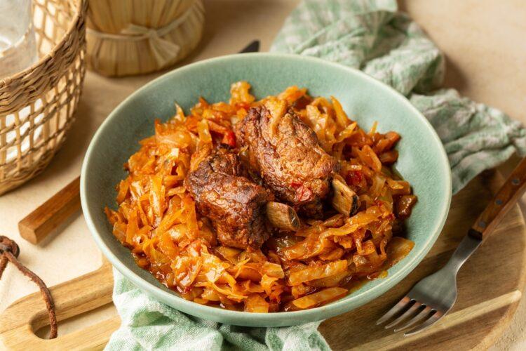 Varză călită cu coaste de porc. Rețetă tradițională românească