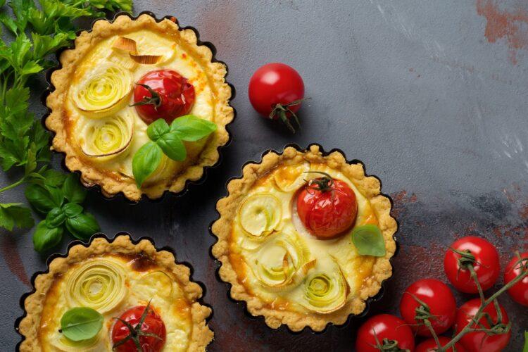 Mini tarte cu cremă de brânză, roșii cherry și rondele de praz