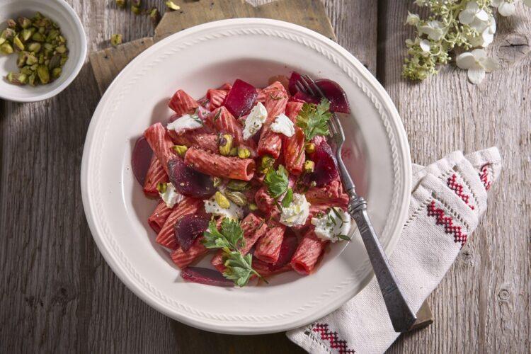 Paste cu sfeclă roșie coaptă, brânză cremoasă și fistic