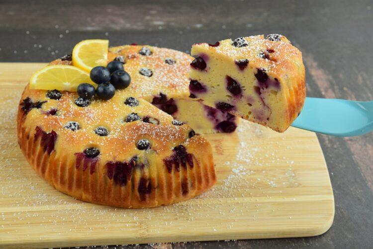 Prăjitură cu afine și lămâie. Rețeta unui desert cu blat umed și aromat