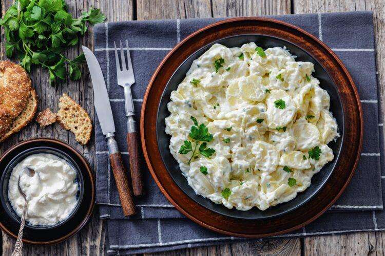 Salată de cartofi germană, cu dressing cremos și pătrunjel