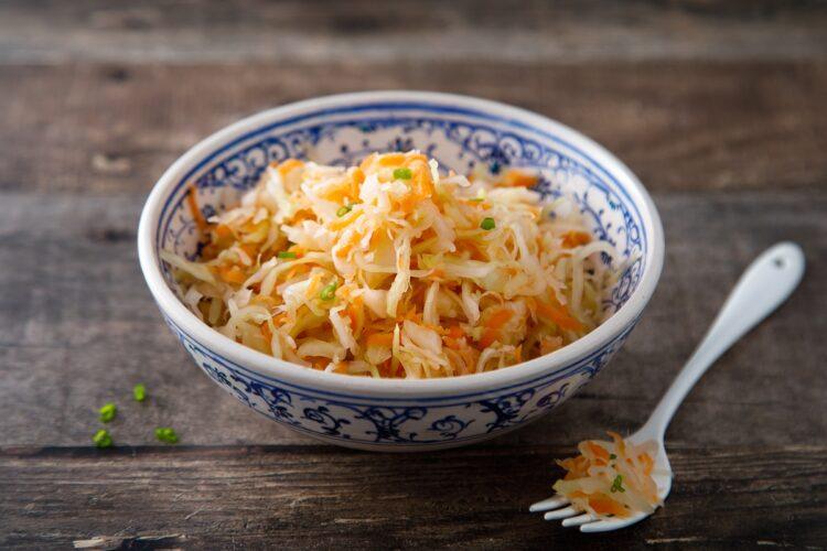 Salată de varză acră cu morcovi proaspeți. Rețetă simplă și sănătoasă