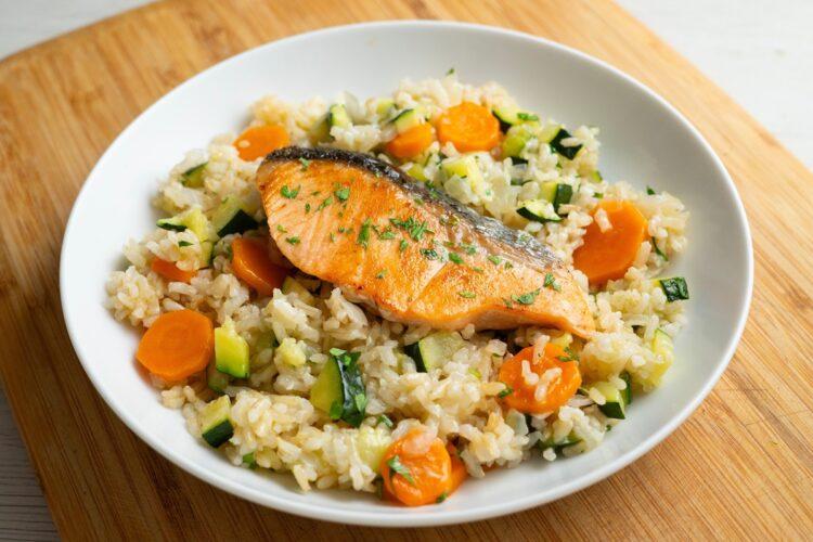 Somon cu orez și legume. O combinație gustoasă și sănătoasă