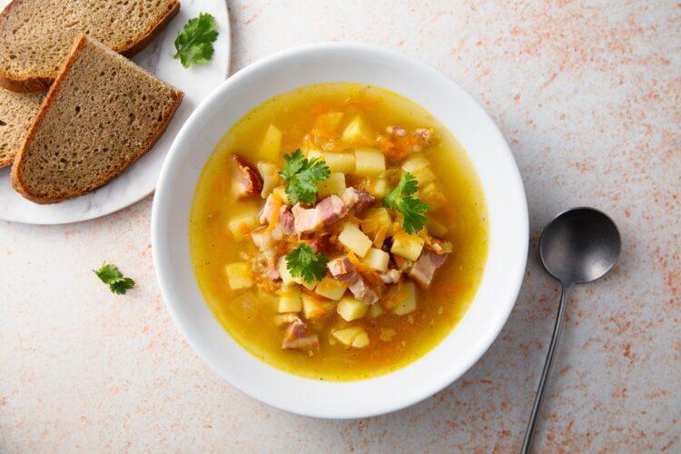 Supă de cartofi cu bacon și morcovi. O rețetă ideală pentru un prânz savuros