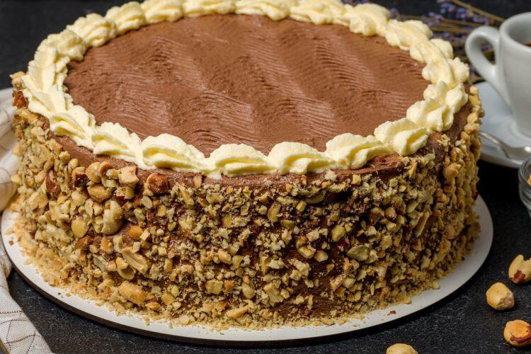 Tort cu blat din albușuri cu nuci, cremă de vanilie și cremă de ciocolată