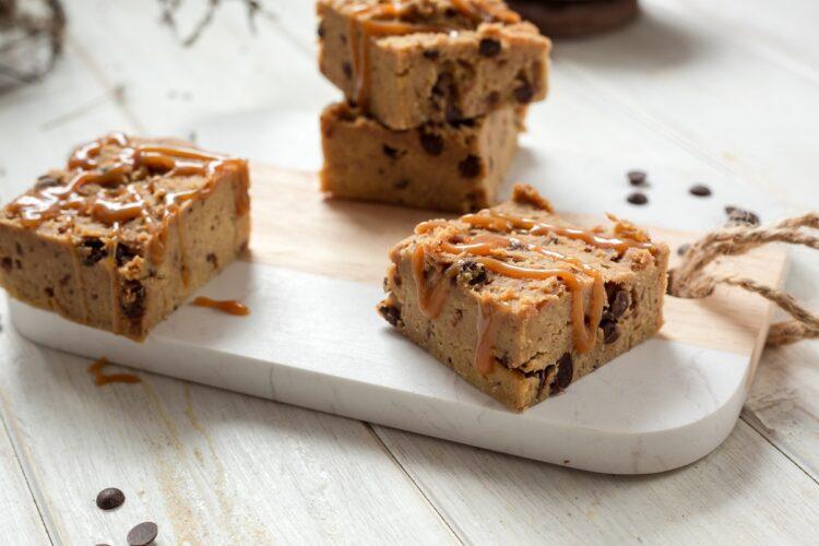 Baton dulce din năut cu bucăți de ciocolată. Desert sănătos, fără coacere, cremos și consistent