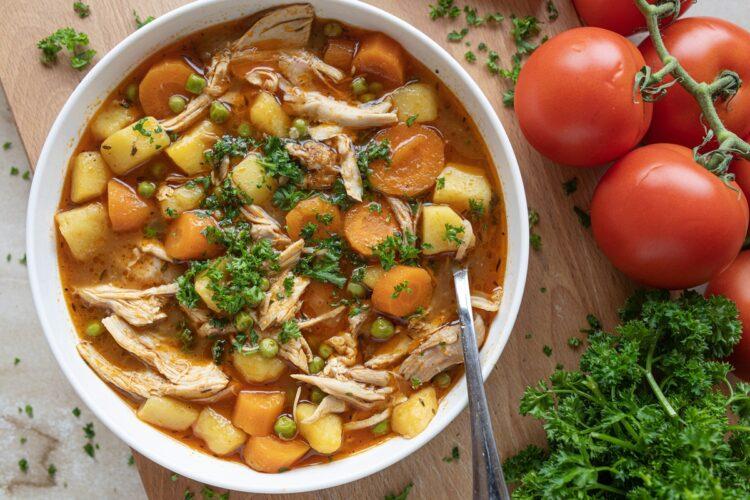 Supă de pui cu multe legume. Rețetă tradițională, hrănitoare și echilibrată