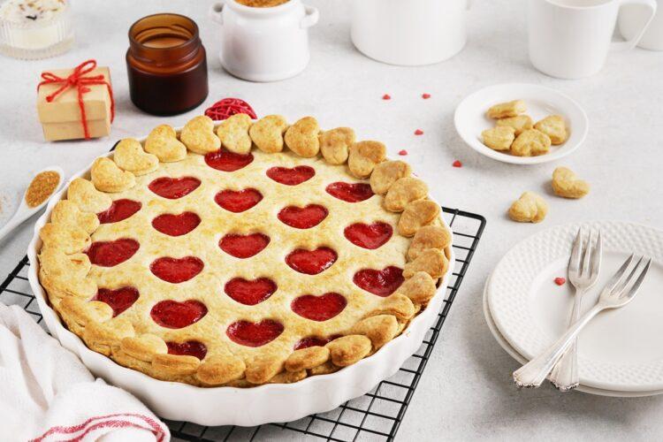 Tartă cu gem de căpșuni și decor cu inimioare, pentru momente speciale
