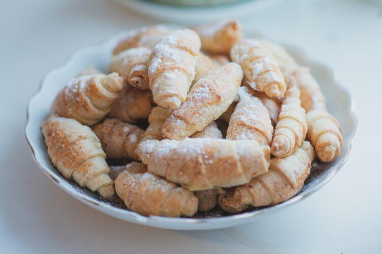 Cornulețe de post cu apă minerală. Desert fraged cu gem