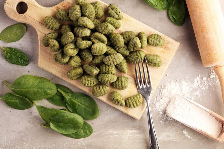 Gnocchi cu spanac în compoziție. Rețetă de paste colorate și pline de vitamine