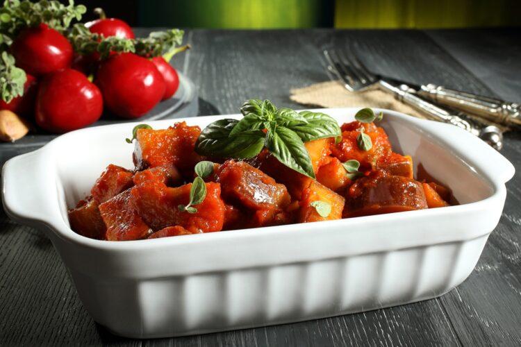 Legume la cuptor cu sos de roșii. Rețetă de post pentru toată familia