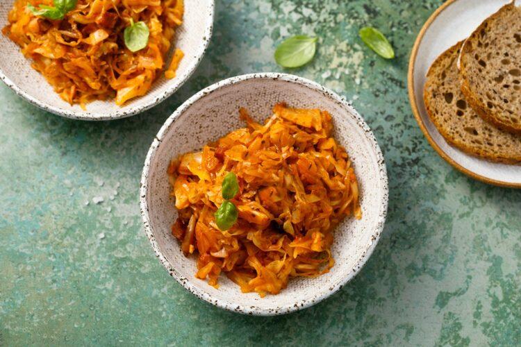 Mâncare de post cu varză călită și chimen. Rețetă tradițională din Ardeal