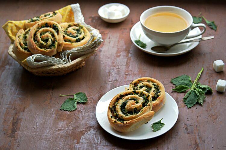 Melcișori cu urzici și brânză. Rețetă pentru gustări delicioase, de primăvară