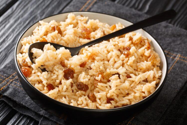 Orez cu stafide și lapte de cocos. Desert simplu, de post