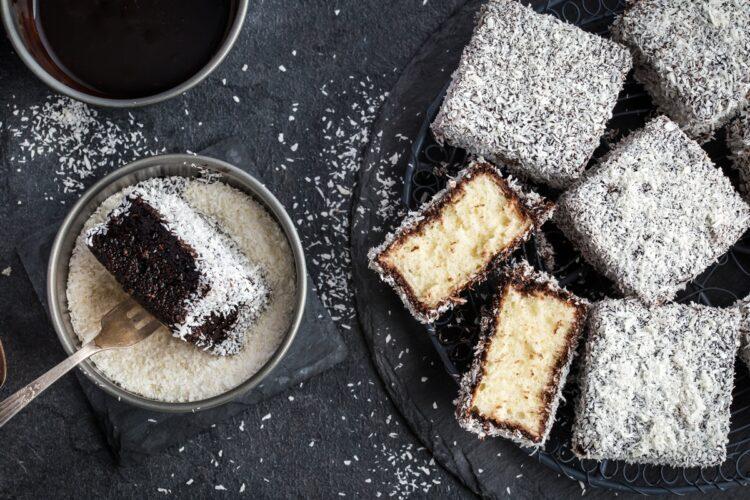 Prăjitura Lamington de post. Rețeta de prăjitură tăvălită în variantă vegană