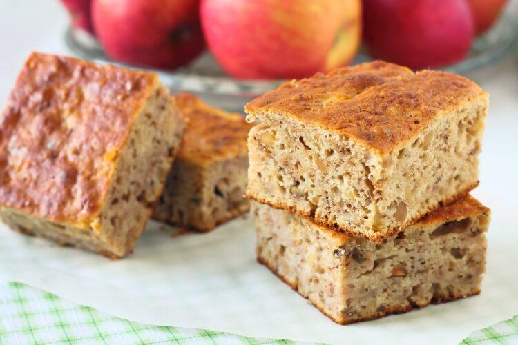 Prăjitură cu mere cuburi și nuci. Desert simplu și ușor, de post