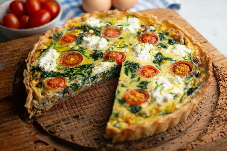 Tartă sărată cu spanac, roșii cherry și brânză. Rețeta unui aperitiv spectaculos