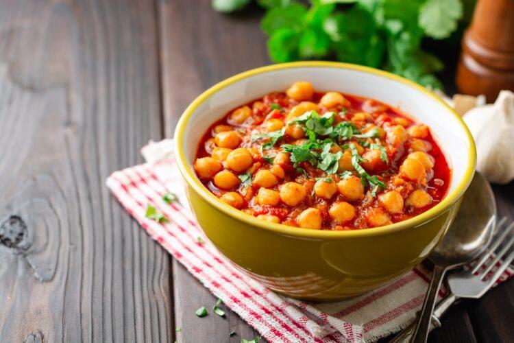 Tocăniță de năut în sos de roșii. Mâncare de post sățioasă