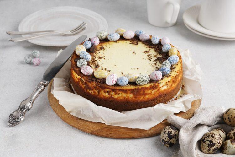 Cheesecake cremos cu bază crocantă de biscuiți și decor ouă de ciocolată