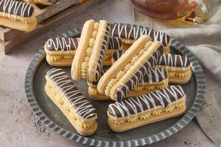 Desert rapid cu pișcoturi, cremă de vanilie și glazură de ciocolată