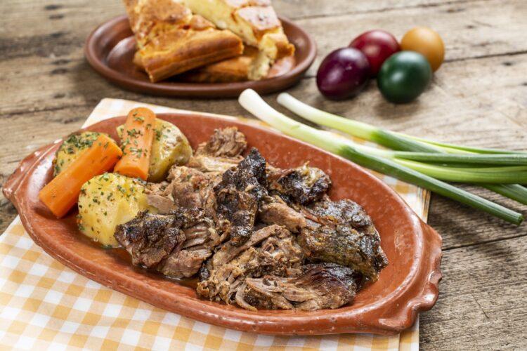 Friptură de miel gătită lent, până când carnea se desface în fâșii suculente