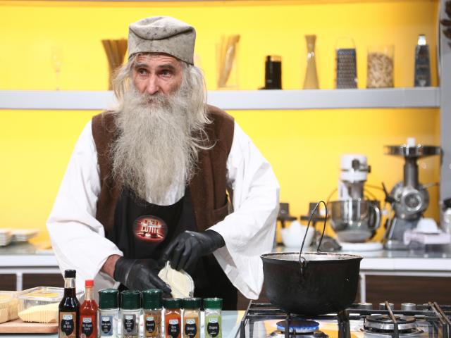 Un Dac Adevărat Iși Incearcă Norocul La Chefi La Cuțite Alexandru Ilincă Vreau Să Duc Tradiția Mai Departe Video Antena 1