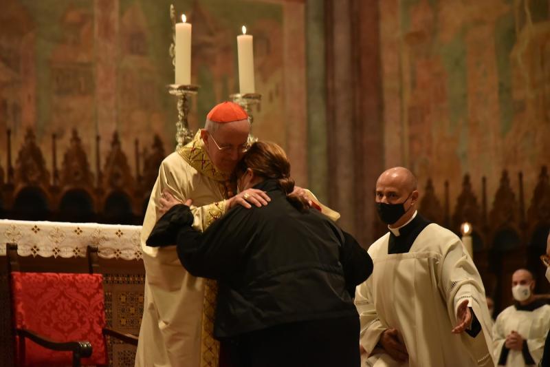 Mama lui Carlo Acutis, Antonia Salzano, a fost sărutata de cardinalul Agostino Vallini, delegatul papal pentru bazilicele din Assisi