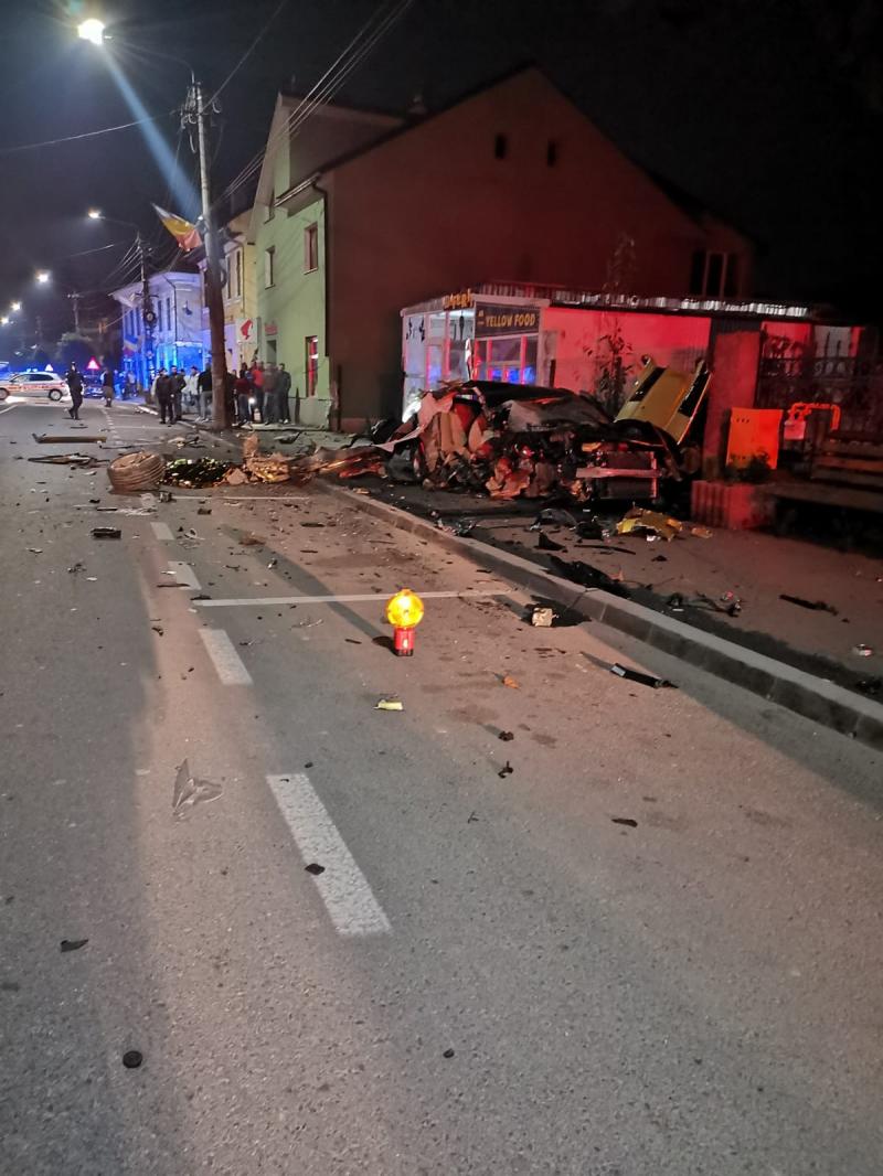 Toate cele trei victime ale accidentului se aflau în masina din imagine.
