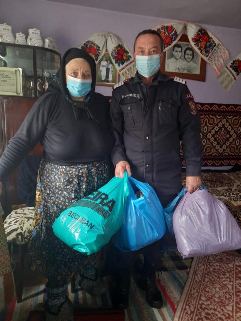 Lelea Floare e vecina pompierilor din Sângeorz-Băi