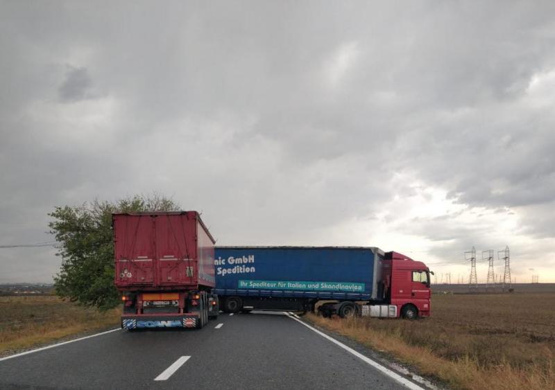 Un TIR a derapat la Mihai Viteazu 1/2