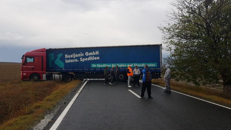 Un TIR a derapat la Mihai Viteazu 2/2