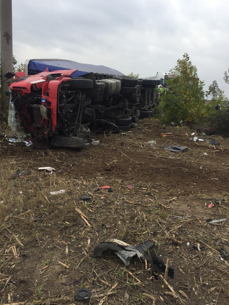 Un TIR s-a răsturnat pe câmpul de la marginea soselei