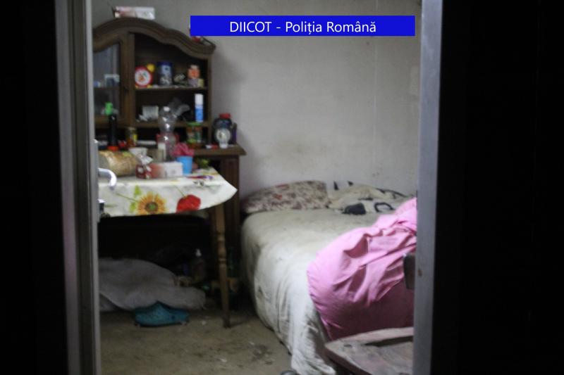 Victimele erau ținute cu forța în condiții insalubre