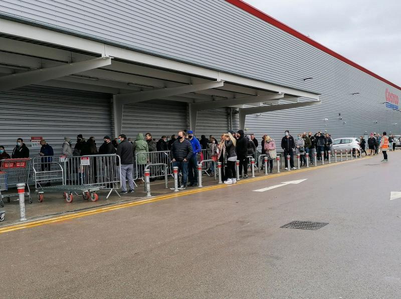 Cozi formate în fața magazinelor