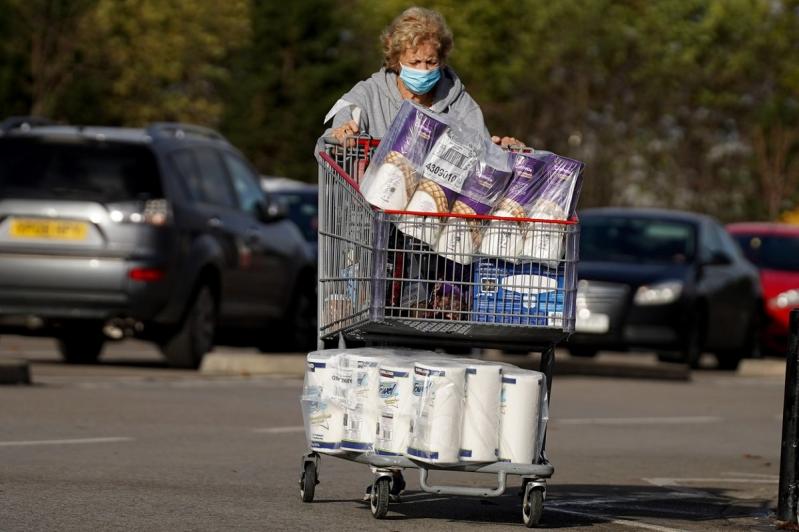 Produse precum hârtia igienică și pastele au fost la mare căutare