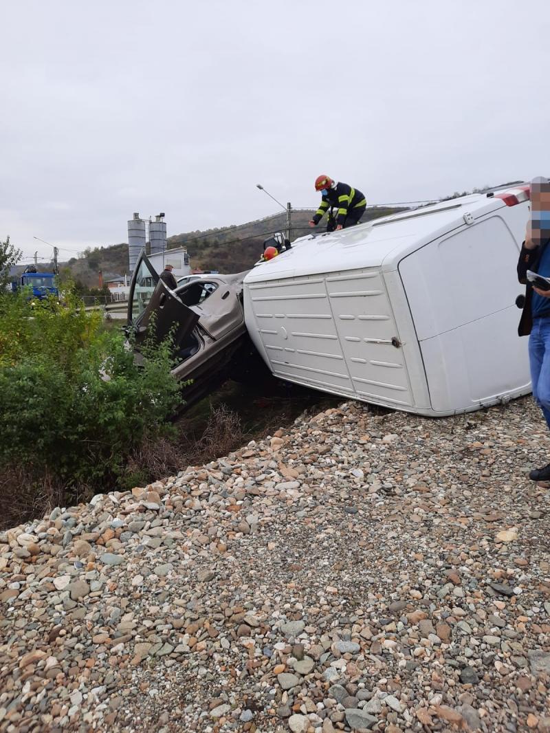 Unul dintre șoferi a fost preluat de un echipaj SMURD dupa accident