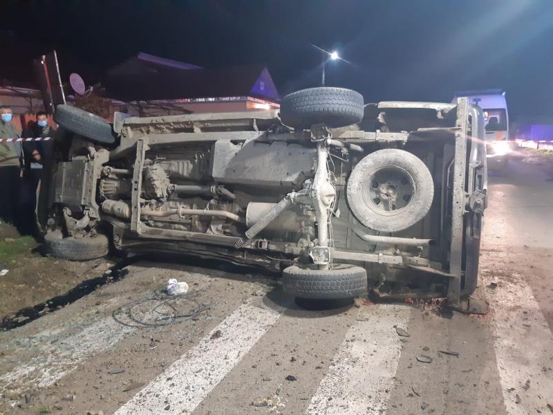 Camioneta s-a răsturnat la impact