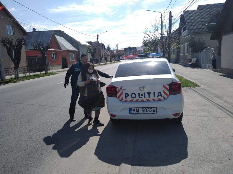 Bătrâna a fost condusă acasă de echipajul de poliție