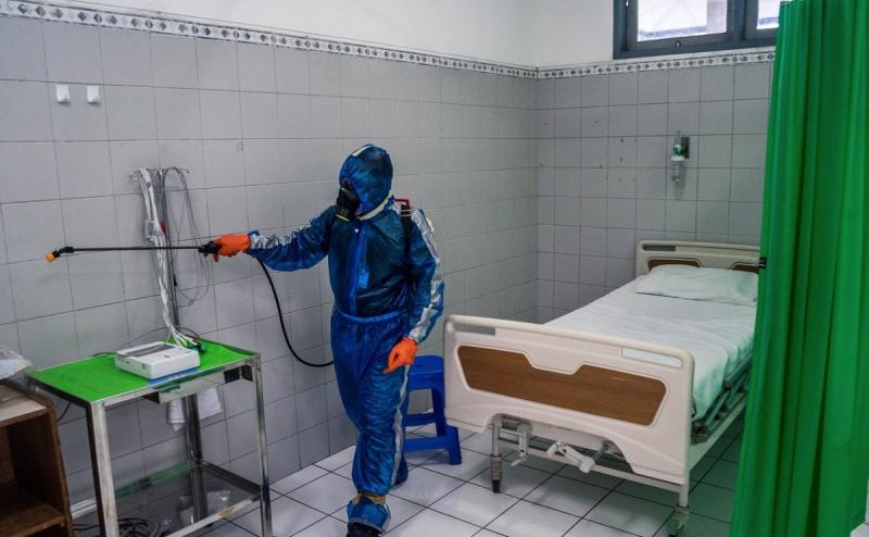 Pulverizarea dezinfectanților în spitale, Makassar, Sulawesi de Sud, Indonezia