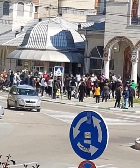 Credincioșii au ignorat ordonanța militară și s-au adunat în fața bisericii