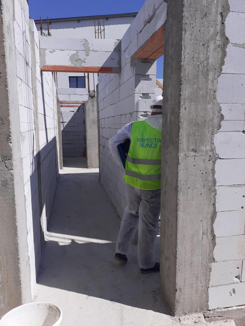 Muncitori fără acte prinși la muncă, pe șantier