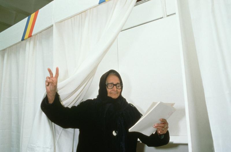 Votantă la primele alegeri libere de după căderea comunismului, 20 mai 1990