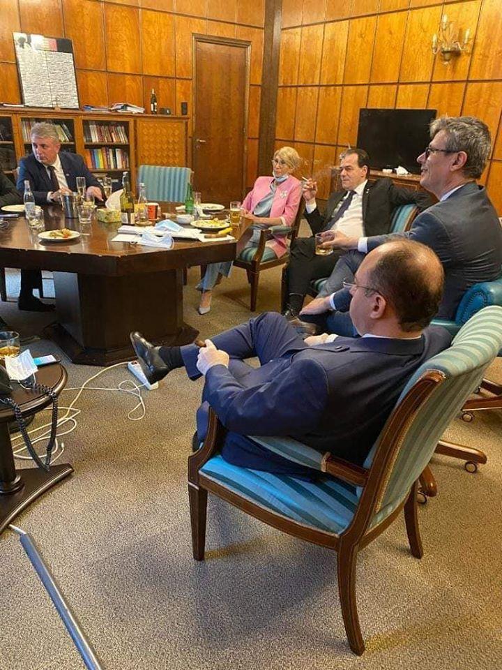 Premierul Orban și miniștri, fotografiați fumând în birou