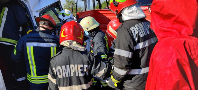 Un pasager a rămas încarcerat în microbuz, ca urmare a accidentului