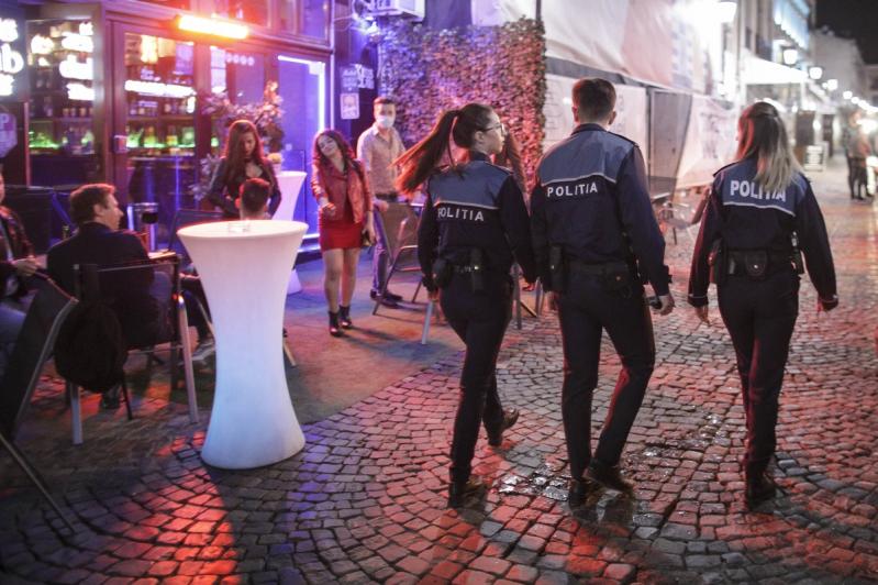 Trei polițiști în zona unei terase deschise din Centrul Vechi