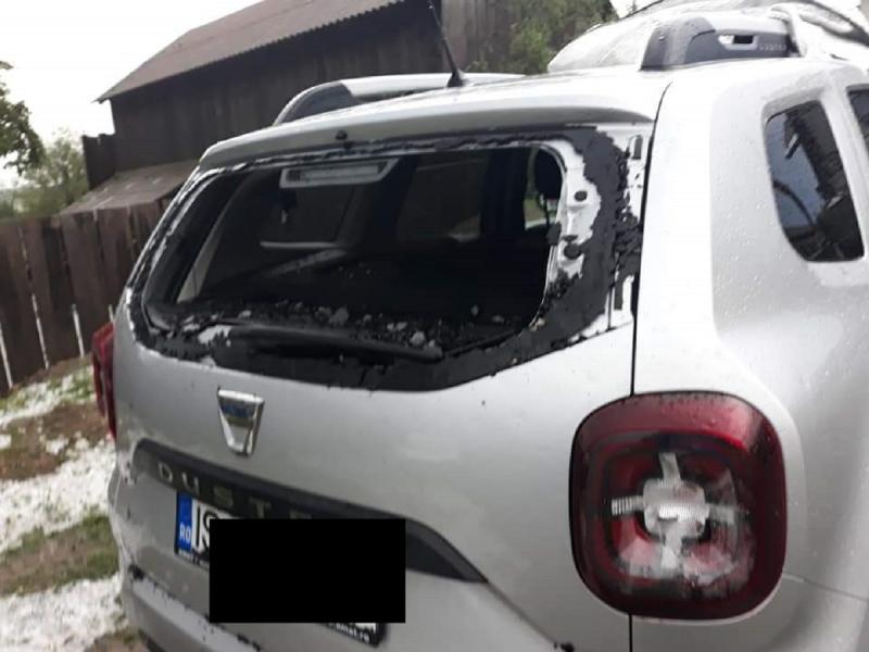 Luneta unei mașini, distrusă de grindină în Heleșteni