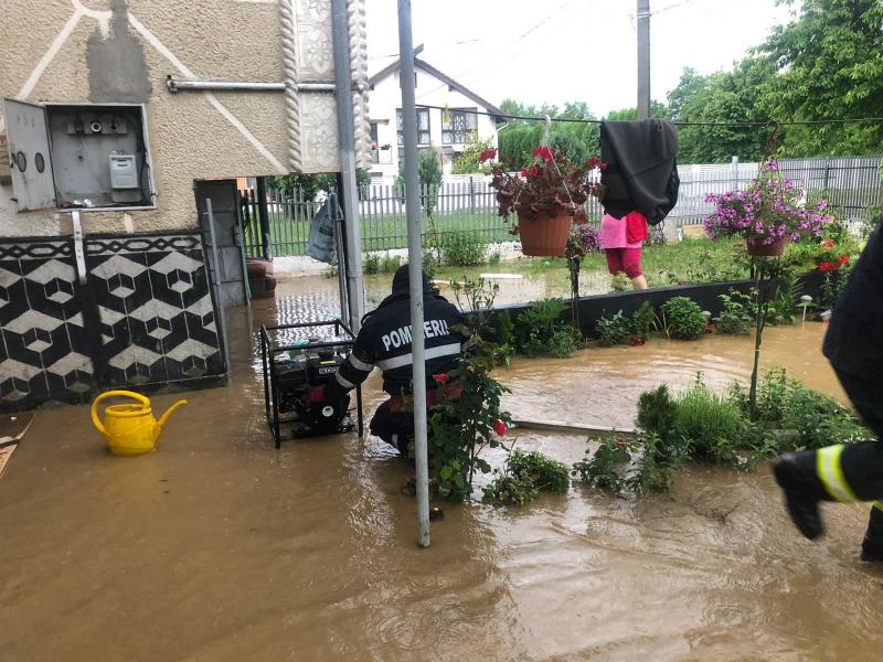 Gospodării inundate în Negrești-Oaș, județul Satu Mare